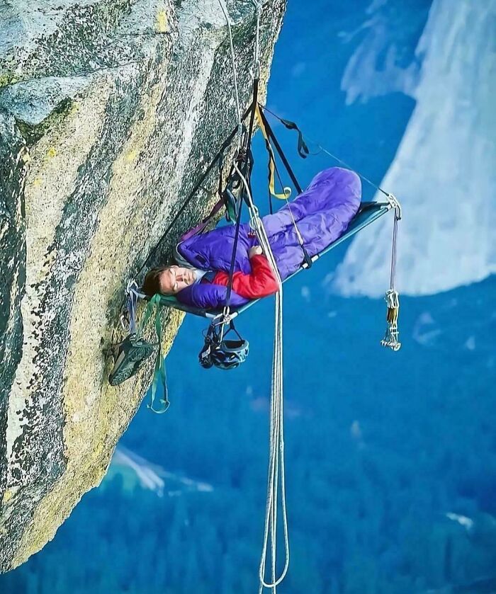 Hanging Bed for Mountain Climbers? Sleep in Mid-Air Like a Boss!