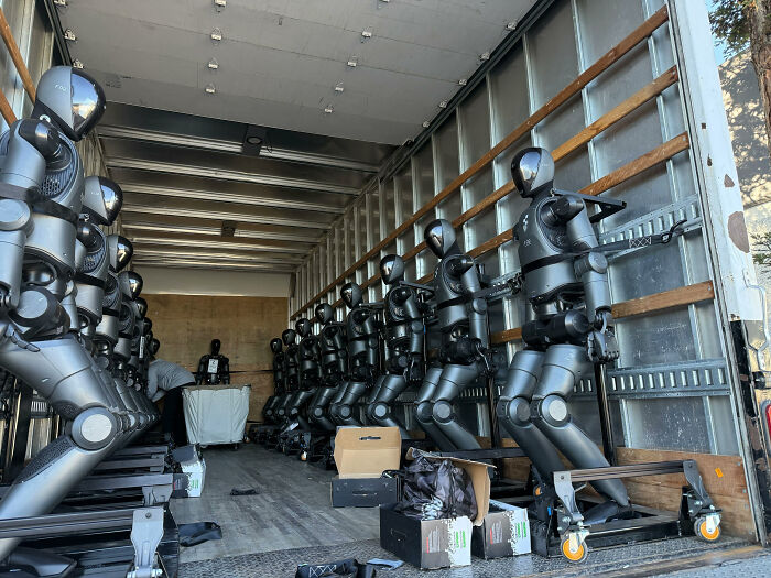 Robots on the Move! This Truck's Full of Humanoid Robots Like in Sci-Fi