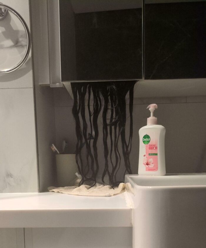 How My Sister Dries Her Hair Extensions and It Looks Kinda Creepy