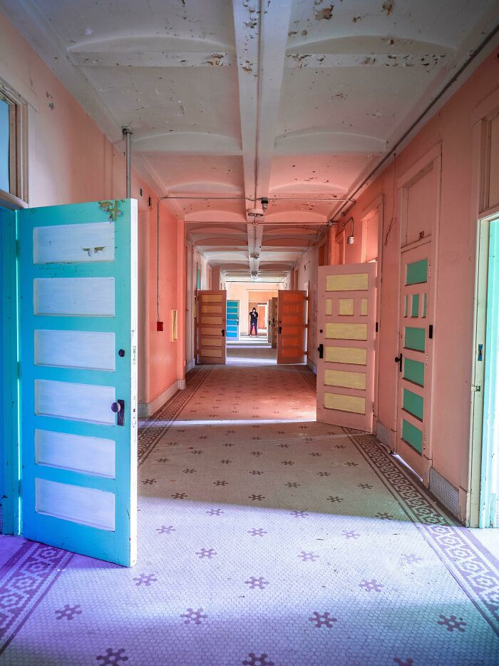 35 Abandoned Places That Are Seriously Cool (And A Little Mysterious)