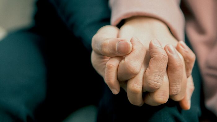 On A Tough Flight, A Total Stranger Held My Hand And Didn’t Even Flinch