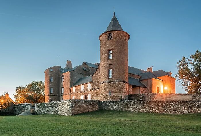 Onet-Le-Château: Tiny French Castle Coolness