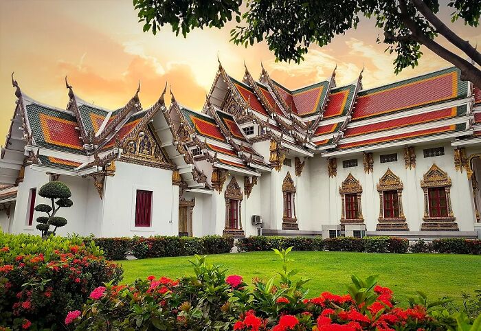 Wat Phra Si Mahathat: Thailand’s Royal Temple