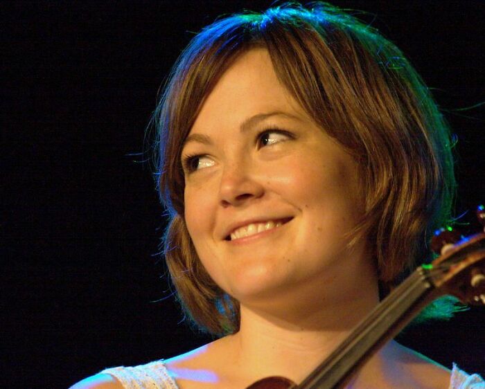 Sara Watkins: Bluegrass Prodigy & Pizza Parlor Performer, 45