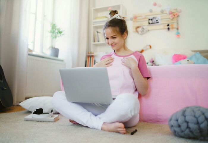 Oops! The Wildest Millennial 'Pick Me' Stories That'll Make You Cringe (In the Best Way)