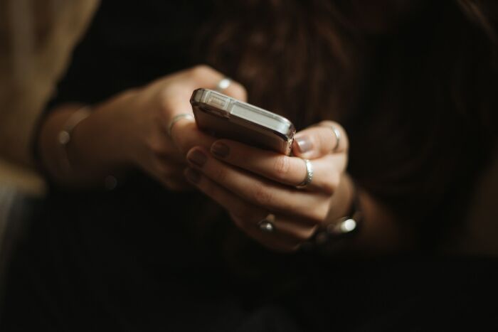 Oops! The Wildest Millennial 'Pick Me' Stories That'll Make You Cringe (In the Best Way)