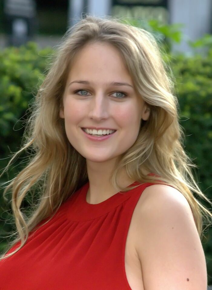 Leelee Sobieski: Child Star Caught in a Cafeteria