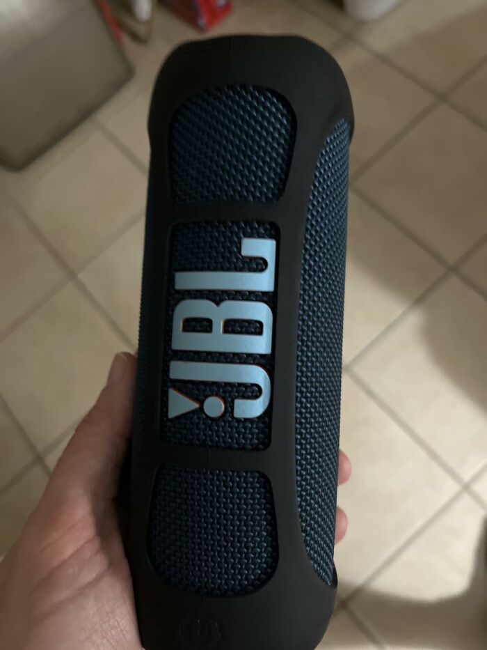 JBL Grip Speaker: Because Dad’s Playlist Deserves To Follow Him Everywhere (No Complaints Allowed)