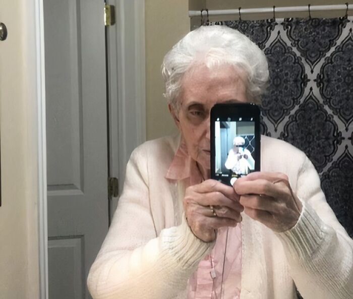 83-Year-Old Grandma’s First Ever Selfie! Nailed It!