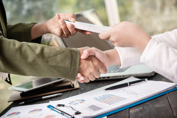 Weird Stuff Americans Call "Normal" That Actually Feels Like a Big Ol’ Scam