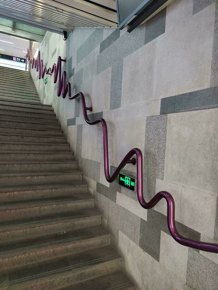 This Handrail Will Totally Confuse You