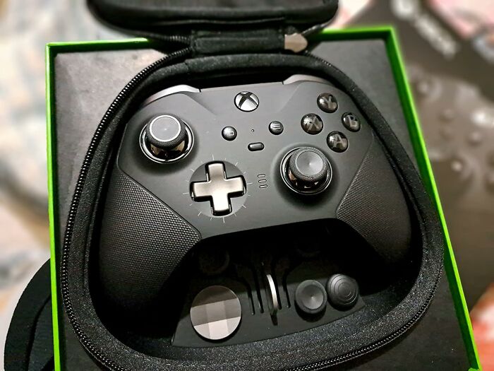 The Sleek Black Xbox Controller That Finally Upgrades Dad’s ‘Me Time’