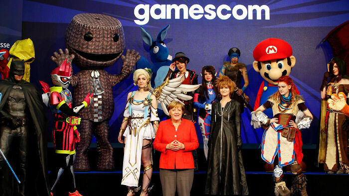 Angela Merkel at Gamescom 2017 Looking Like the Coolest Gamer on the Block