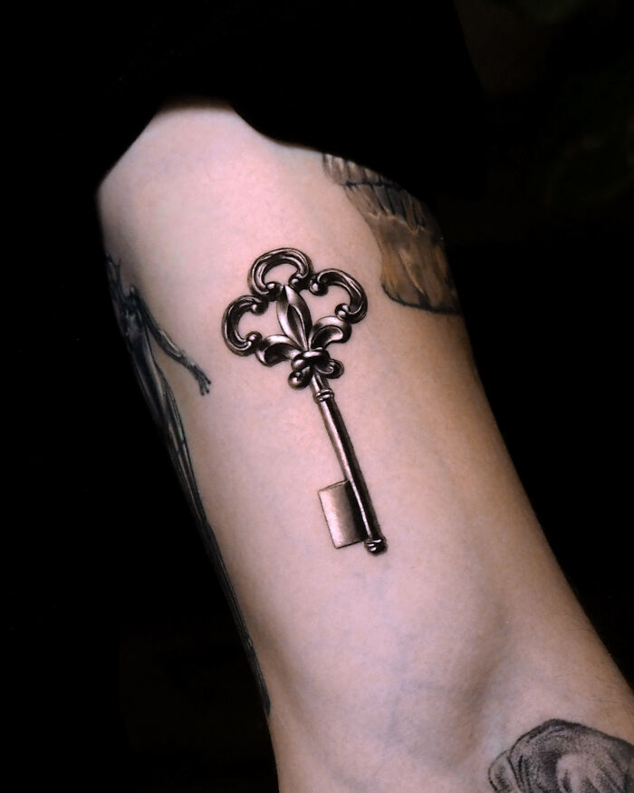 30 Chrome Tattoos That Look Like They’re From The Future (Seriously, Mind-Blowing!)