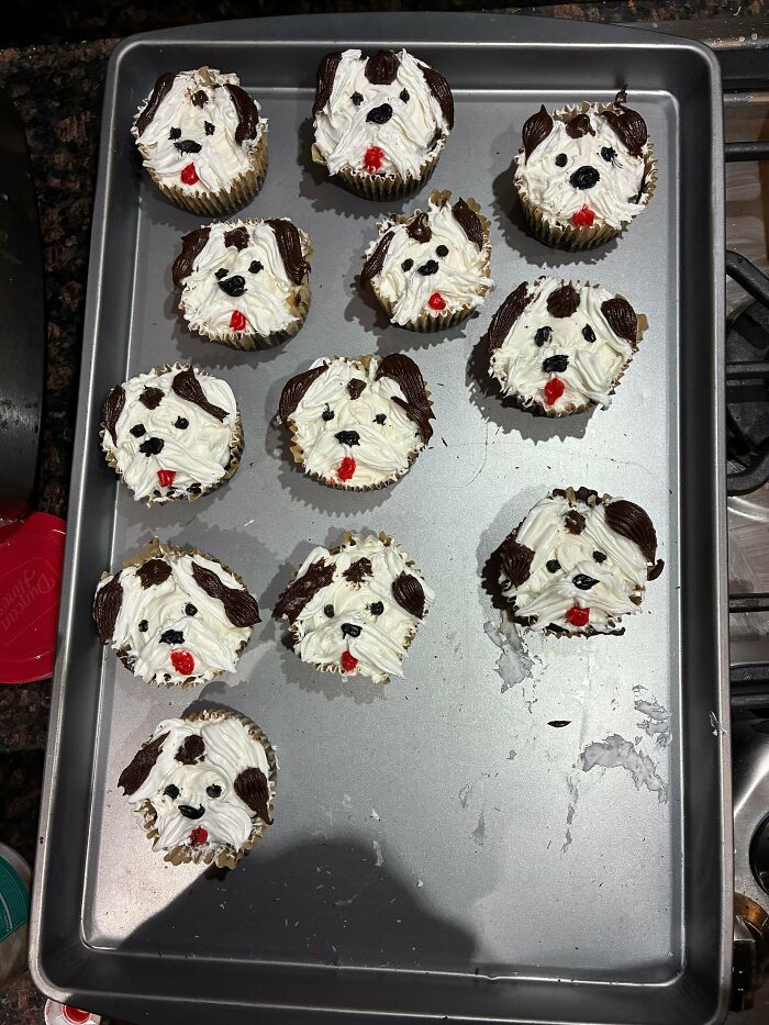 First Time Teen Baker Tackles Bulldog Cupcakes!