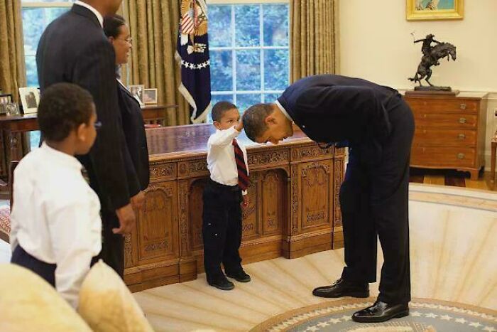 Kid Meets Obama & Checks If Their Hair Matches