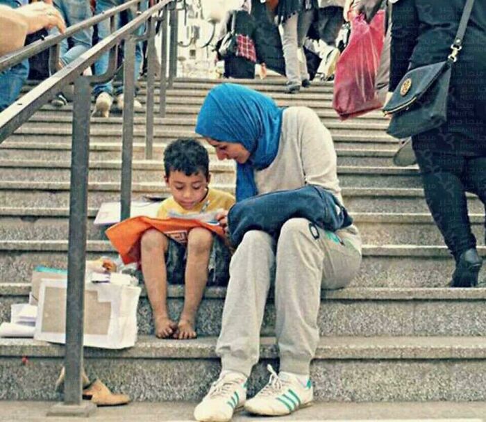 Girl Teaches Street Kid to Read, Every Day Like Clockwork