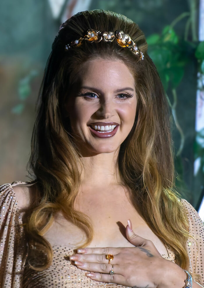 Lana Del Rey: Queen of Moody Vibes, 41