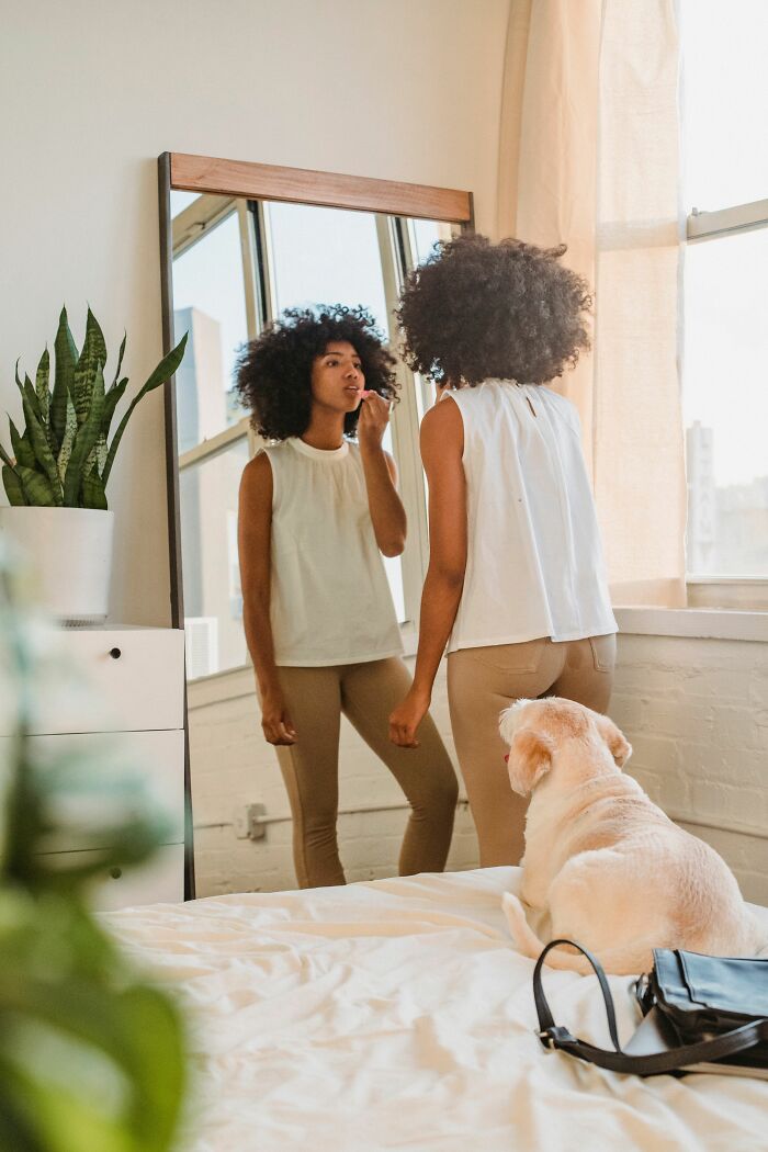 Suddenly Looking Like a Stranger: Changing Clothes and Smells