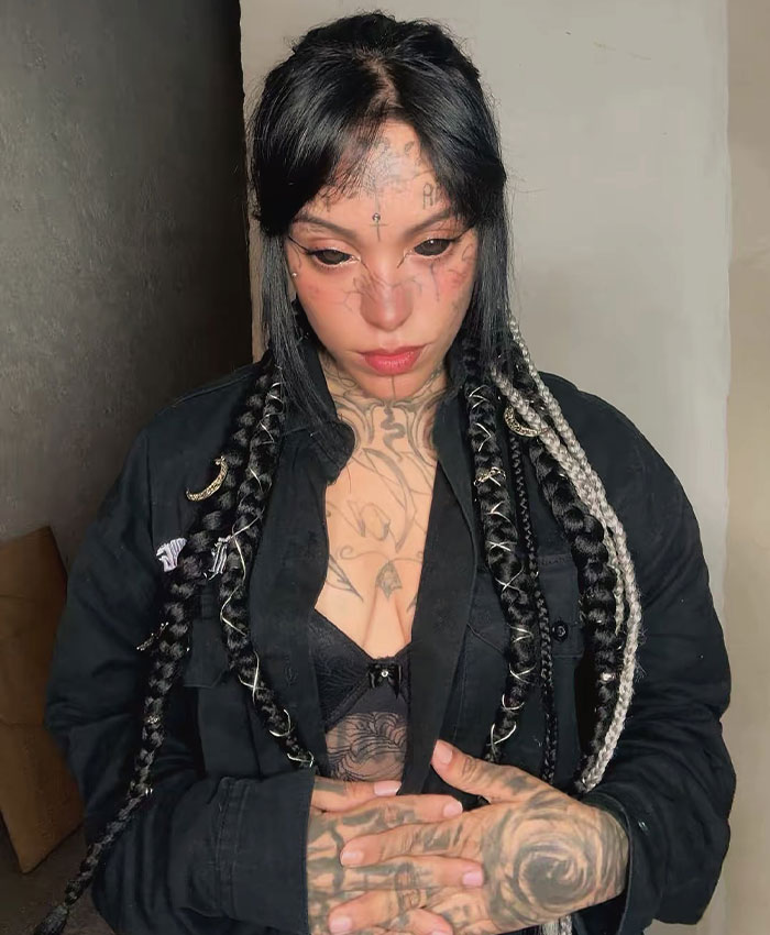People Have No Idea Where She's Looking… Because It's All Black