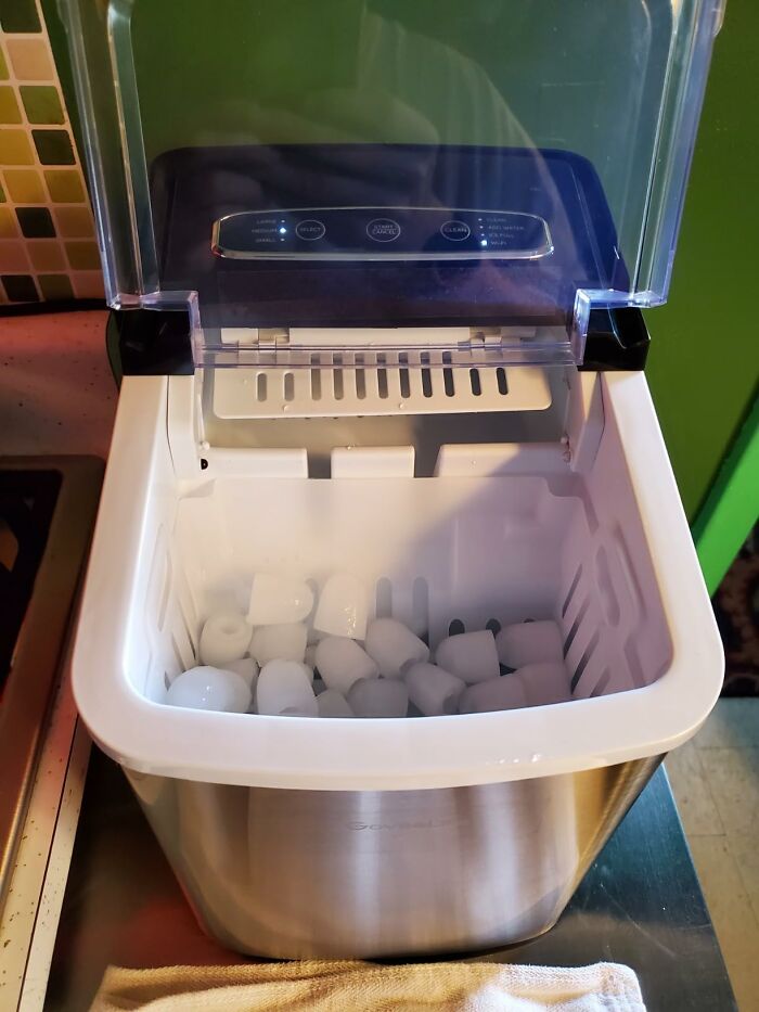 Cold Drinks That Stay Cold? Yup, A Smart Countertop Ice Maker Will Save Your Summer
