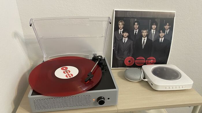 Dust Off Those Old Records, Because This Retro Vinyl Player Just Gave Them a Comeback Tour