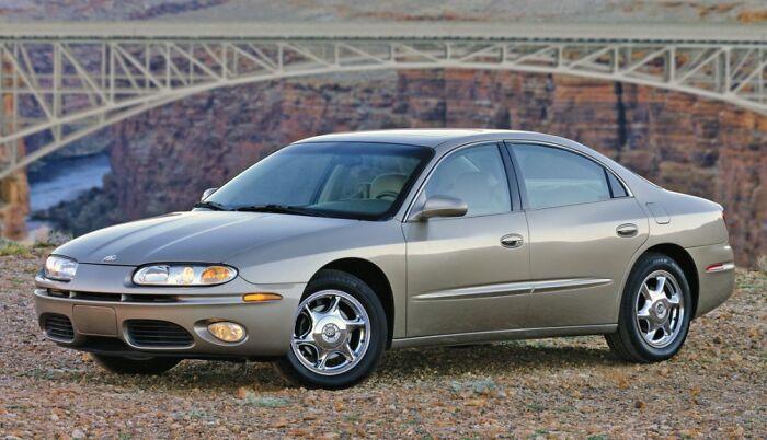 Aurora Oldsmobile: My Grandpa’s Hand-Me-Down Eyesore