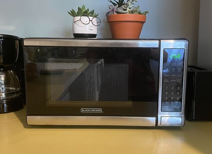 This Black & Decker Microwave Is The Underdog Hero Of Your Kitchen Counter