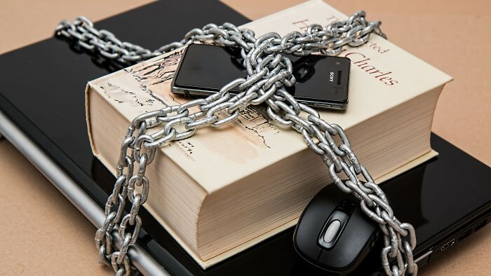 No smartphone? No socials? Your date is living in tech detox mode and wants dates planned weeks ahead.