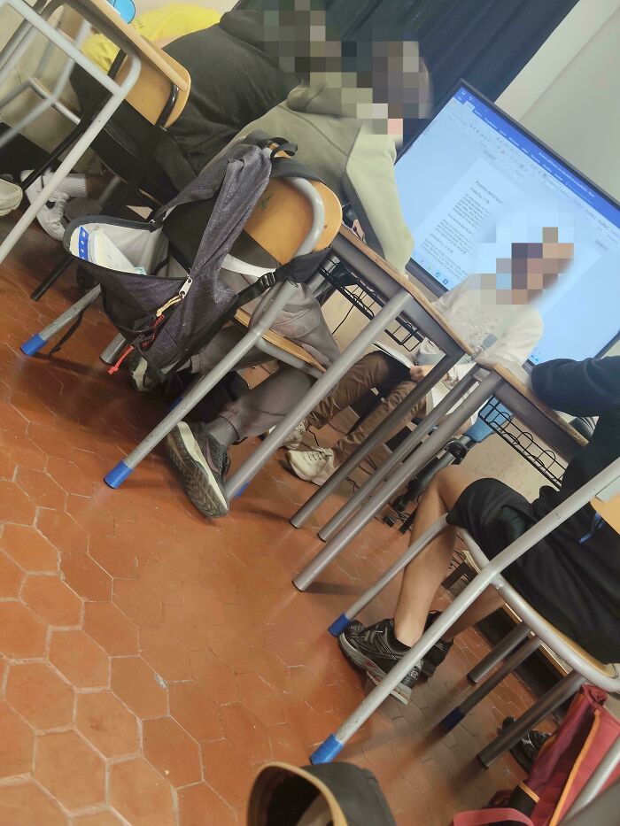 Teacher Took 5 Students For A Private Lesson, Leaving The Rest Unsupervised