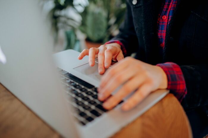 34 Sneaky Signs Someone’s Actually Super Smart (No, It’s Not Just About Degrees)