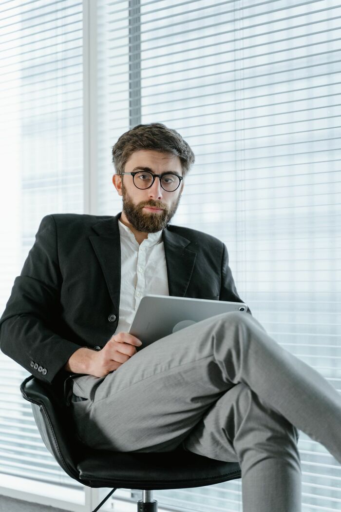 34 Sneaky Signs Someone’s Actually Super Smart (No, It’s Not Just About Degrees)