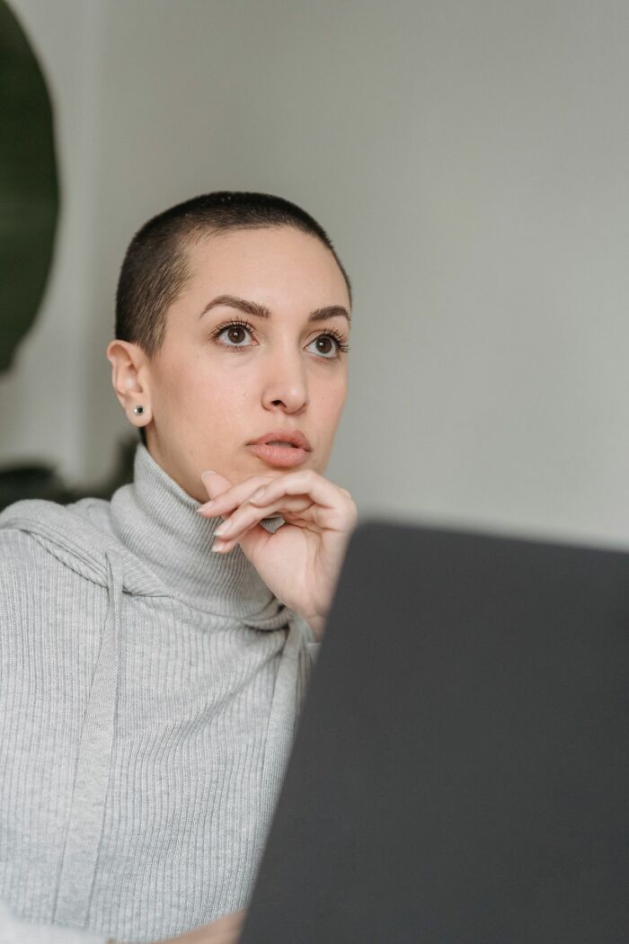 34 Sneaky Signs Someone’s Actually Super Smart (No, It’s Not Just About Degrees)