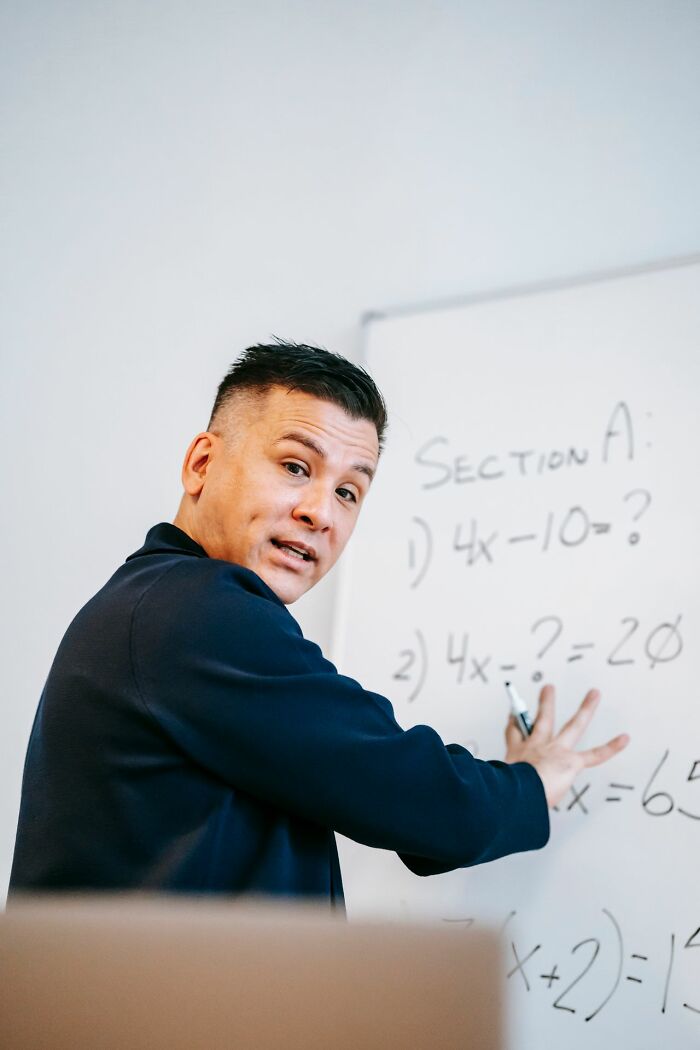 34 Sneaky Signs Someone’s Actually Super Smart (No, It’s Not Just About Degrees)