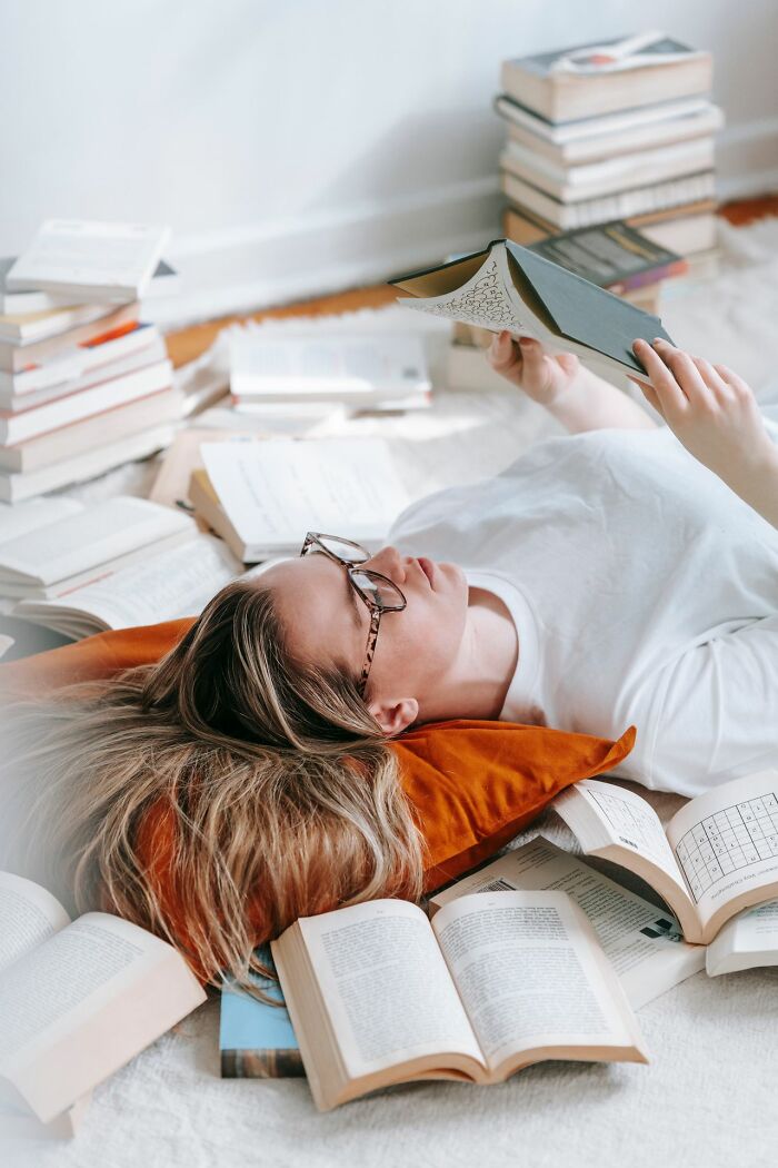 34 Sneaky Signs Someone’s Actually Super Smart (No, It’s Not Just About Degrees)