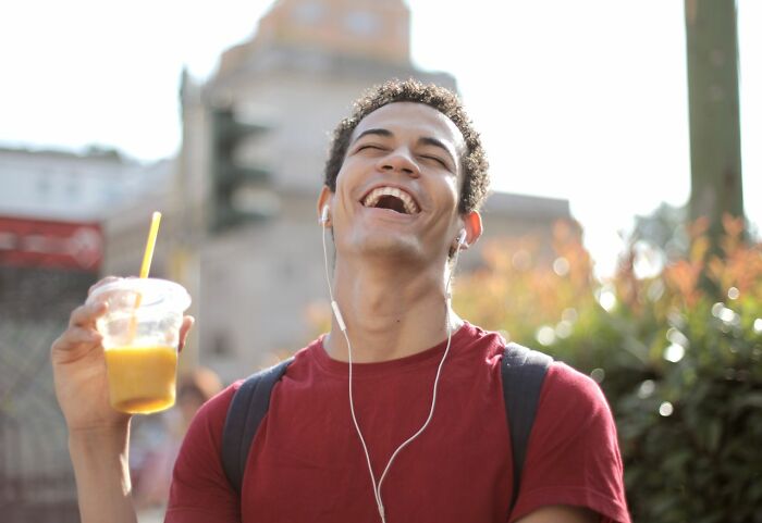 34 Sneaky Signs Someone’s Actually Super Smart (No, It’s Not Just About Degrees)