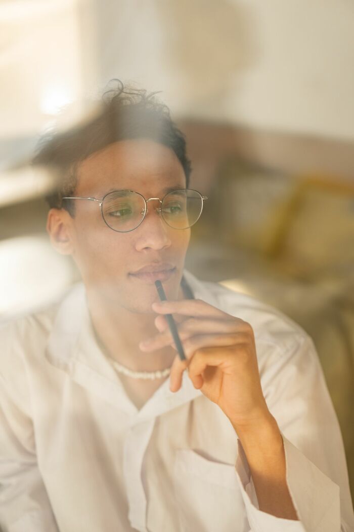 34 Sneaky Signs Someone’s Actually Super Smart (No, It’s Not Just About Degrees)