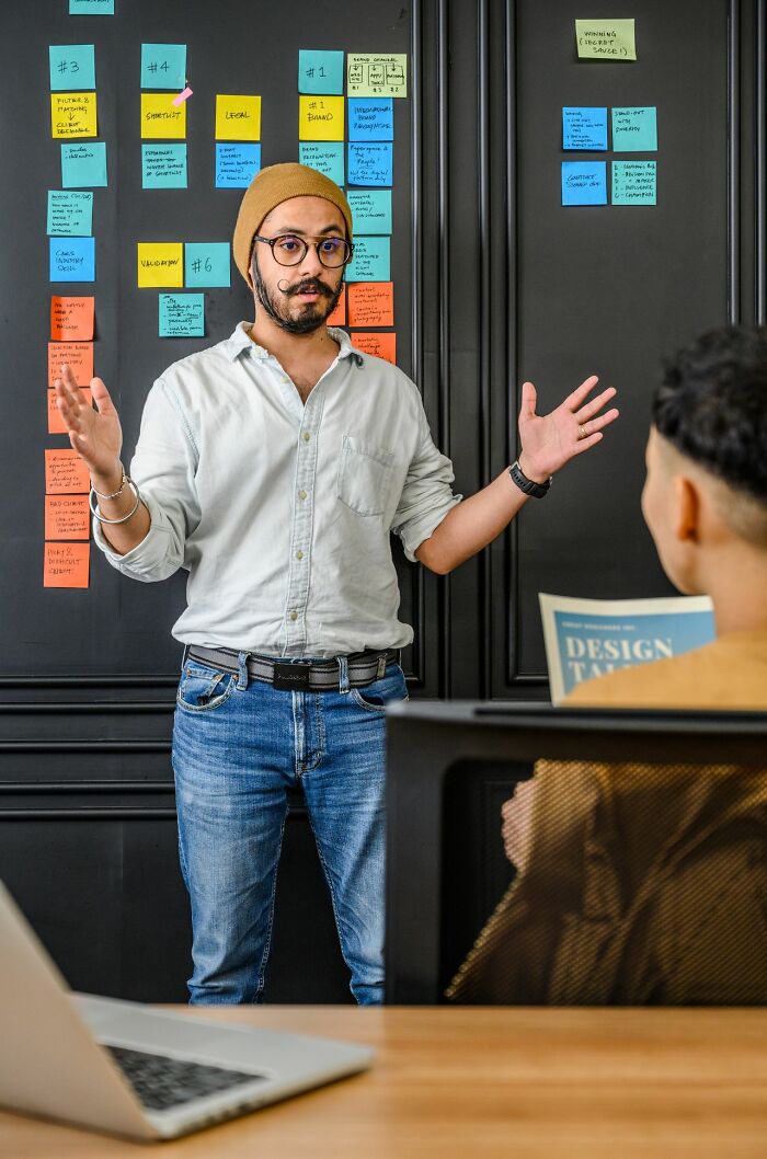 34 Sneaky Signs Someone’s Actually Super Smart (No, It’s Not Just About Degrees)