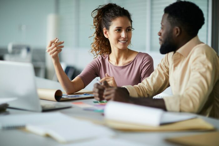 34 Sneaky Signs Someone’s Actually Super Smart (No, It’s Not Just About Degrees)