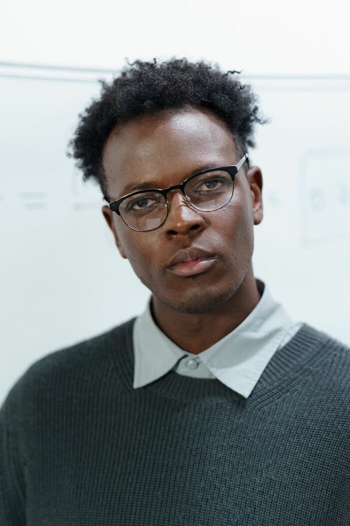 34 Sneaky Signs Someone’s Actually Super Smart (No, It’s Not Just About Degrees)
