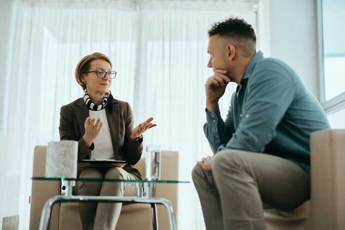 34 Sneaky Signs Someone’s Actually Super Smart (No, It’s Not Just About Degrees)