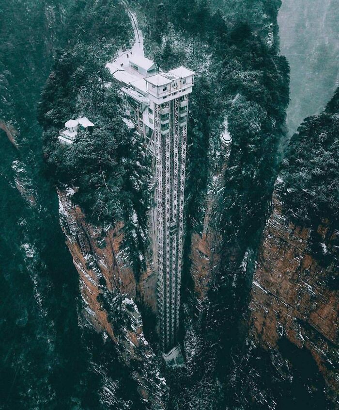 Bailong Elevator: Cliff-Face Elevator That’s As High As 1070 Feet