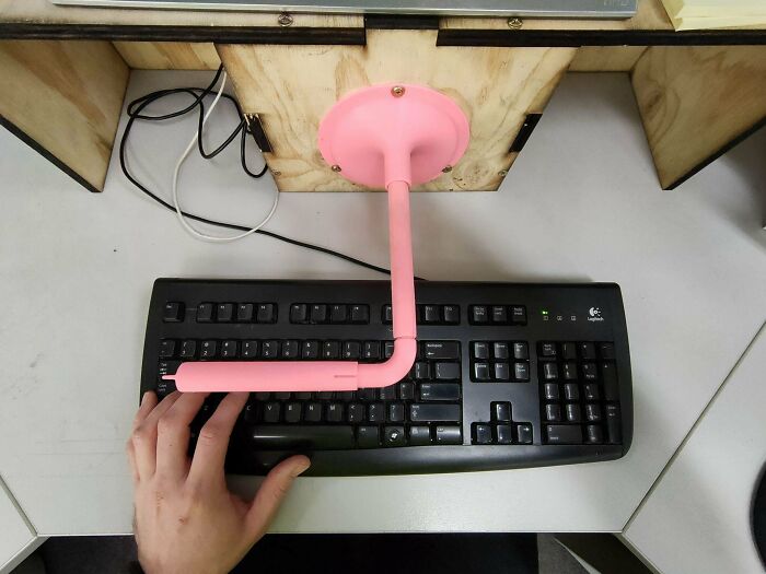 My Desk by the Factory Entrance Was Freezing My Fingers, So I Routed PC Heat to Warm Them Up