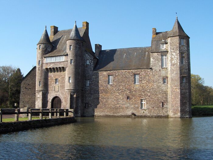 Château De Trécesson, France: Creepy and Cool