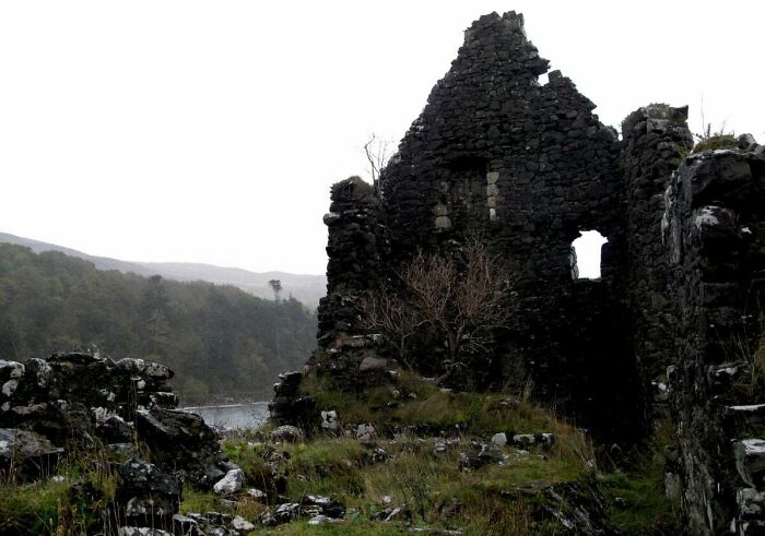 Killundine Castle, Scotland: Castle of Dogs? Yep, That's a Thing