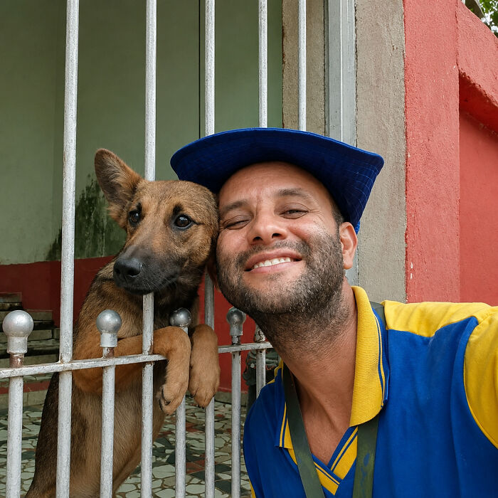 Meet the Mailman Dogs Actually Cheer For (Yep, It’s a Thing!)
