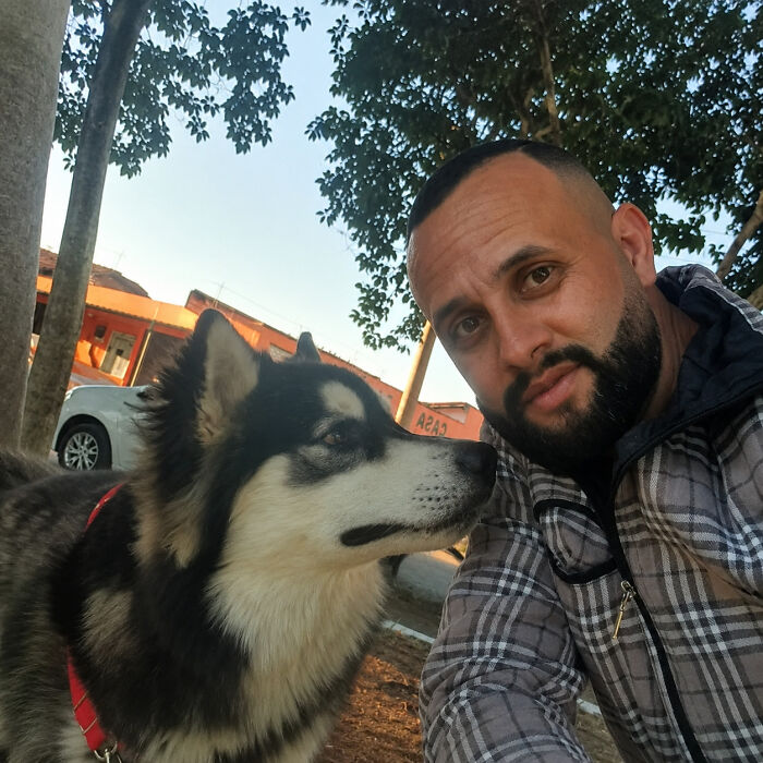 Meet the Mailman Dogs Actually Cheer For (Yep, It’s a Thing!)