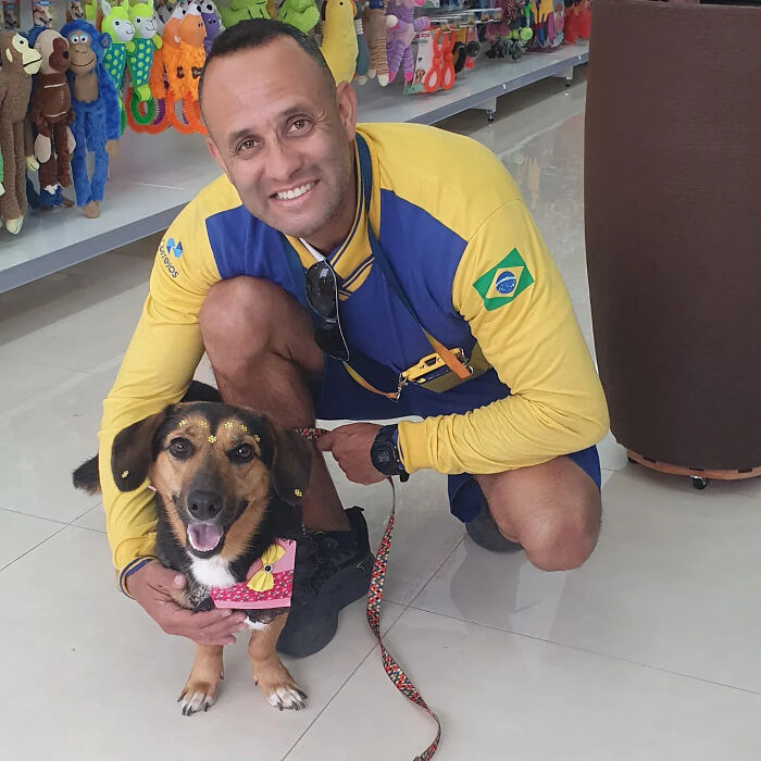Meet the Mailman Dogs Actually Cheer For (Yep, It’s a Thing!)
