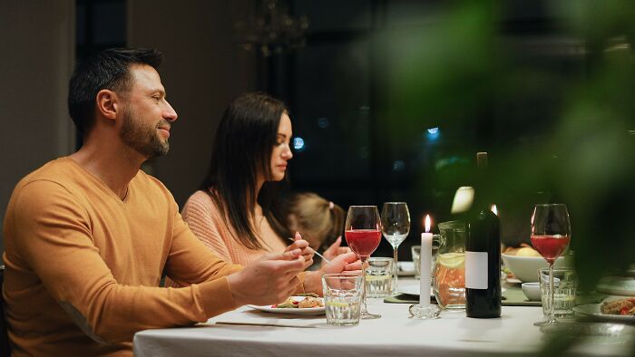 Girlfriend Wants Me to Lie About My Job to Impress Her Parents—I Said No Way