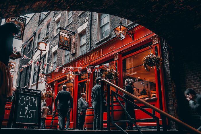 UK’s Pub Queue Rulebook (Yes, There’s One)